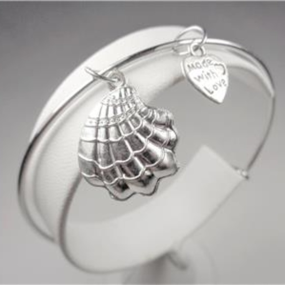 Jewelry - NAUTICAL SILVER TONE SEA SHELL AND HEART BRACELET